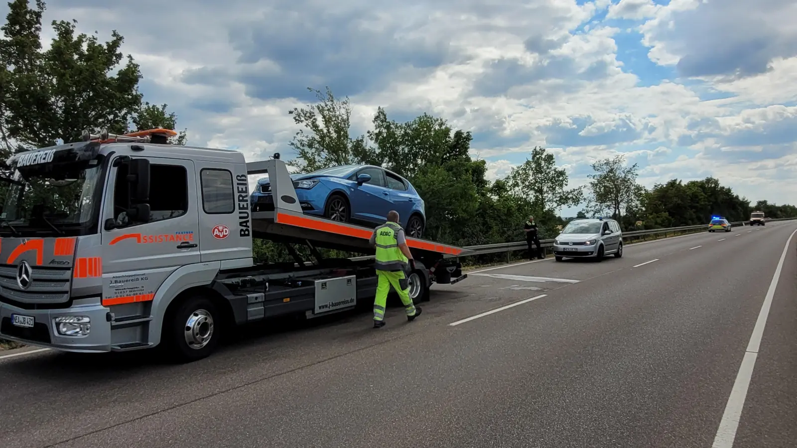 Bei einem gescheiterten Überholmanöver stießen auf der B470 mehrere Fahrzeuge zusammen.  (Symbolbild: Nina Daebel)