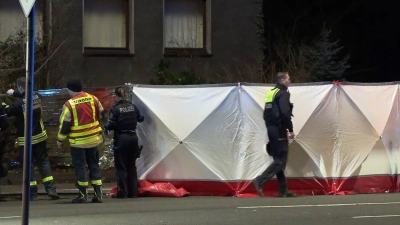 Nach dem mutmaßlichen Mord an einem 17 Jahre alten Schüler in Castrop-Rauxel sucht die Polizei weiter nach der gleichaltrigen Tatverdächtigen. (Archivbild) (Foto: Justin Brosch/dpa)