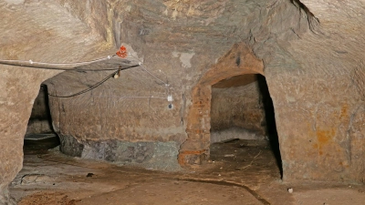Blick in den Bierlagerkeller. Mit Muskelkraft aus dem Sandsteinfelsen geschlagen. An Decke und Wänden sind noch heute die Bearbeitungsspuren erkennbar.  (Foto: Robert Zöllner)