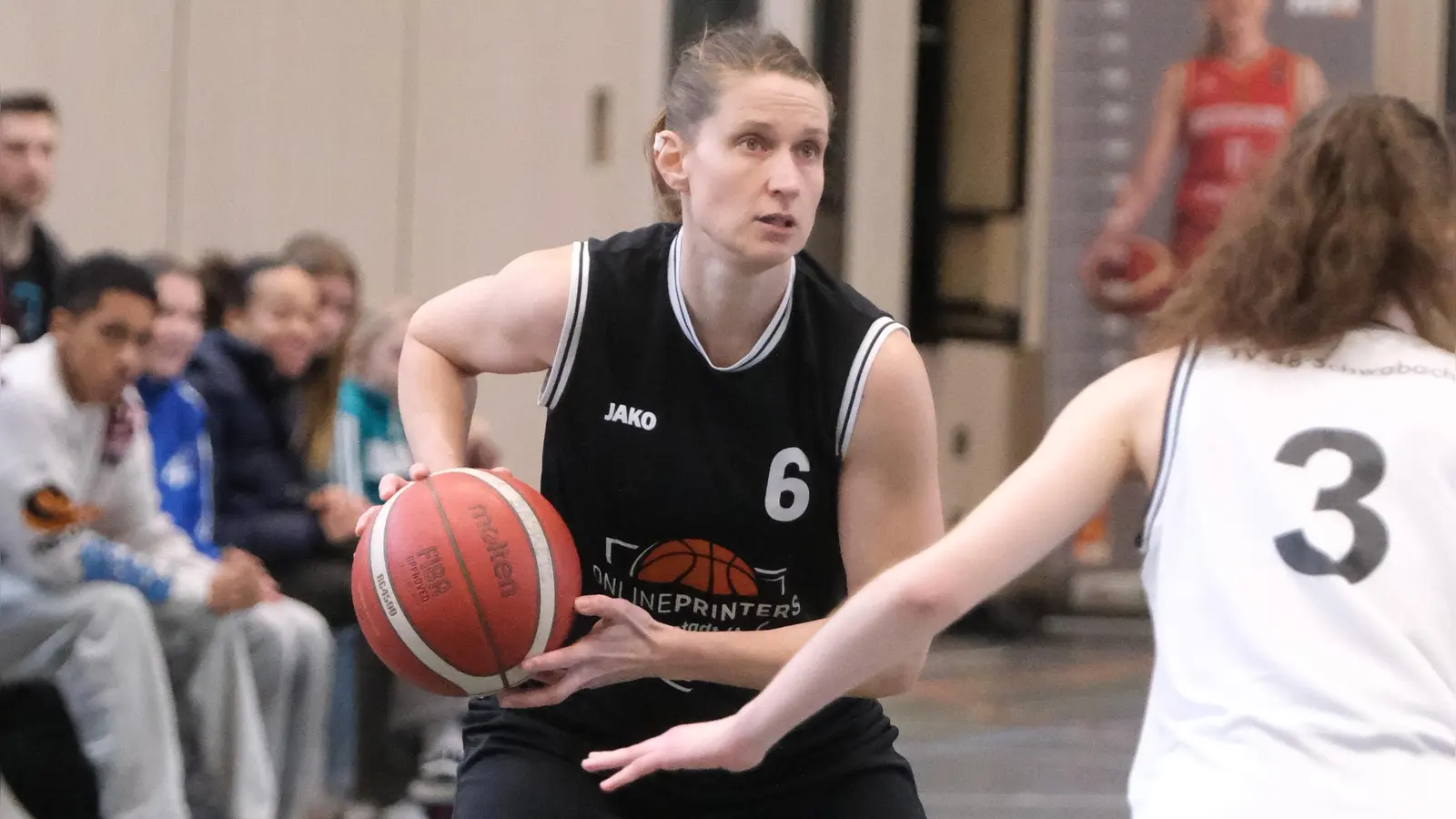 Kerstin Wägner (am Ball) erzielte 16 Punkte für Neustadt.  (Foto: Heike Eilers)