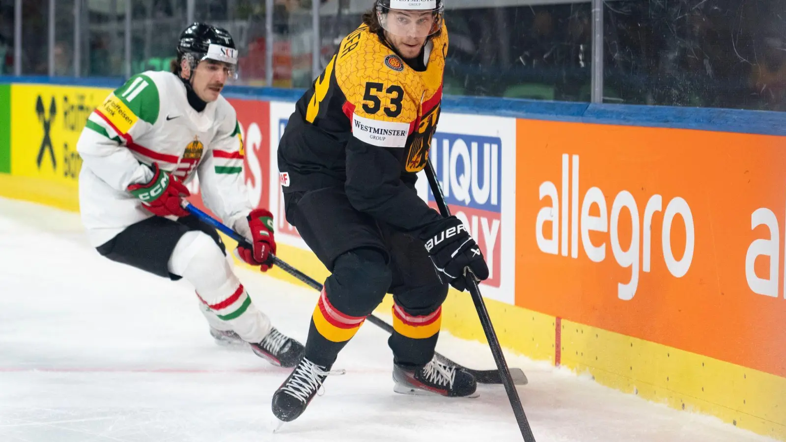 Für NHL-Star Moritz Seider und die Eishockey-Nationalmannschaft gibt es bei der WM in der Schweiz erstmals drei Punkte. (Foto: Claudio Thoma/KEYSTONE/dpa)