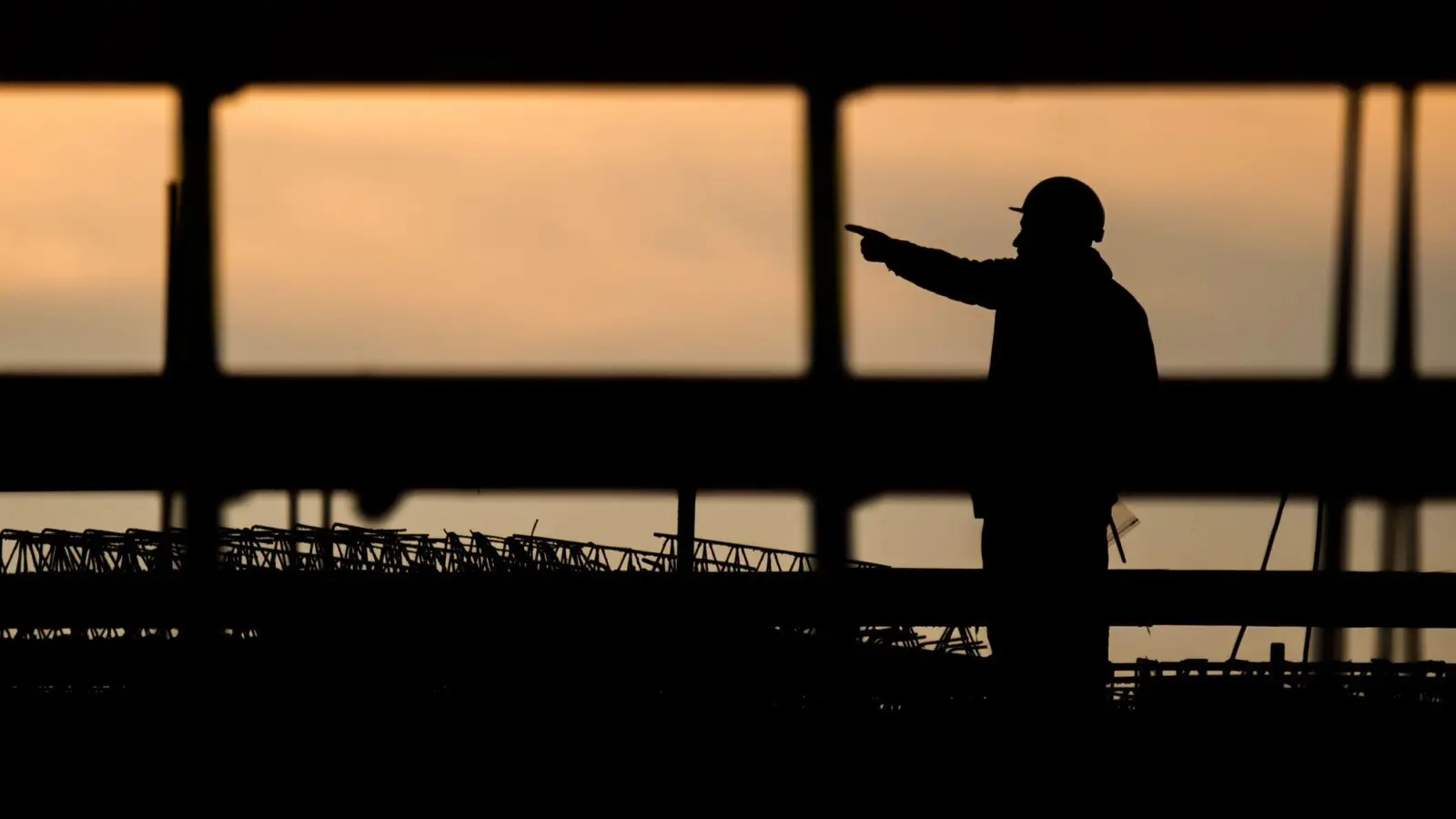 Nicht ein größeres Angebot an qualifizierten Arbeitskräften treibt den Rückgang des Fachkräftemangels, sondern die anhaltende Wirtschaftsschwäche. (Archivbild) (Foto: Julian Stratenschulte/dpa)