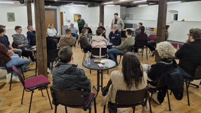 Viele junge Menschen waren gekommen, um an der Diskussion mit (stehend von links) Stadtrat Jakob Hörauf und dem Bundestagsabgeordneten Niklas Wagener teilzunehmen.  (Foto: Franziska Wurzinger)