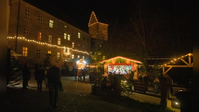Ab kommenden Montag wird der Spitalhof in Dinkelsbühl wieder in stimmungsvolles Licht getaucht. Unser Foto entstand bei der Weihnachtsmarkteröffnung im vergangenen Jahr. (Foto: Evi Lemberger)