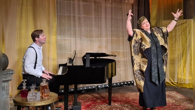 Jenavieve Moore und Michael Großschädl stehen derzeit fast täglich zusammen auf der Bühne des Toppler-Theaters. Das Foto zeigt die beiden in einer Szene der Musik-Komödie „Souvenir”. Ein bisschen Zeit, in die Stadt einzutauchen, finden die beiden aber auch, wie sie im Gespräch verrieten. (Foto: Margit Schwandt)