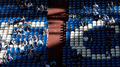 Medienberichten zufolge kam es vor der Partie zwischen Schalke und Bayern zu einer Auseiandersetzung beider Fanlager.  (Foto: Fabian Strauch/dpa)