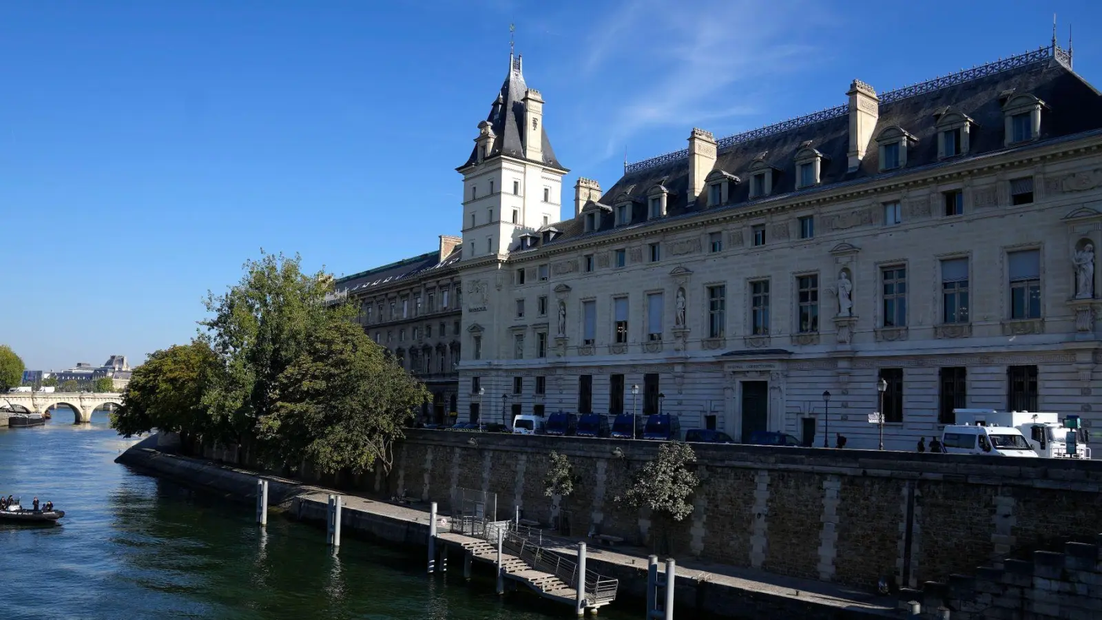 Justizpalast in Paris. Ein 38-jähriger Fotograf soll 17 Frauen bei Fotoshootings sexuell missbraucht haben. (Foto: Francois Mori/AP/dpa)