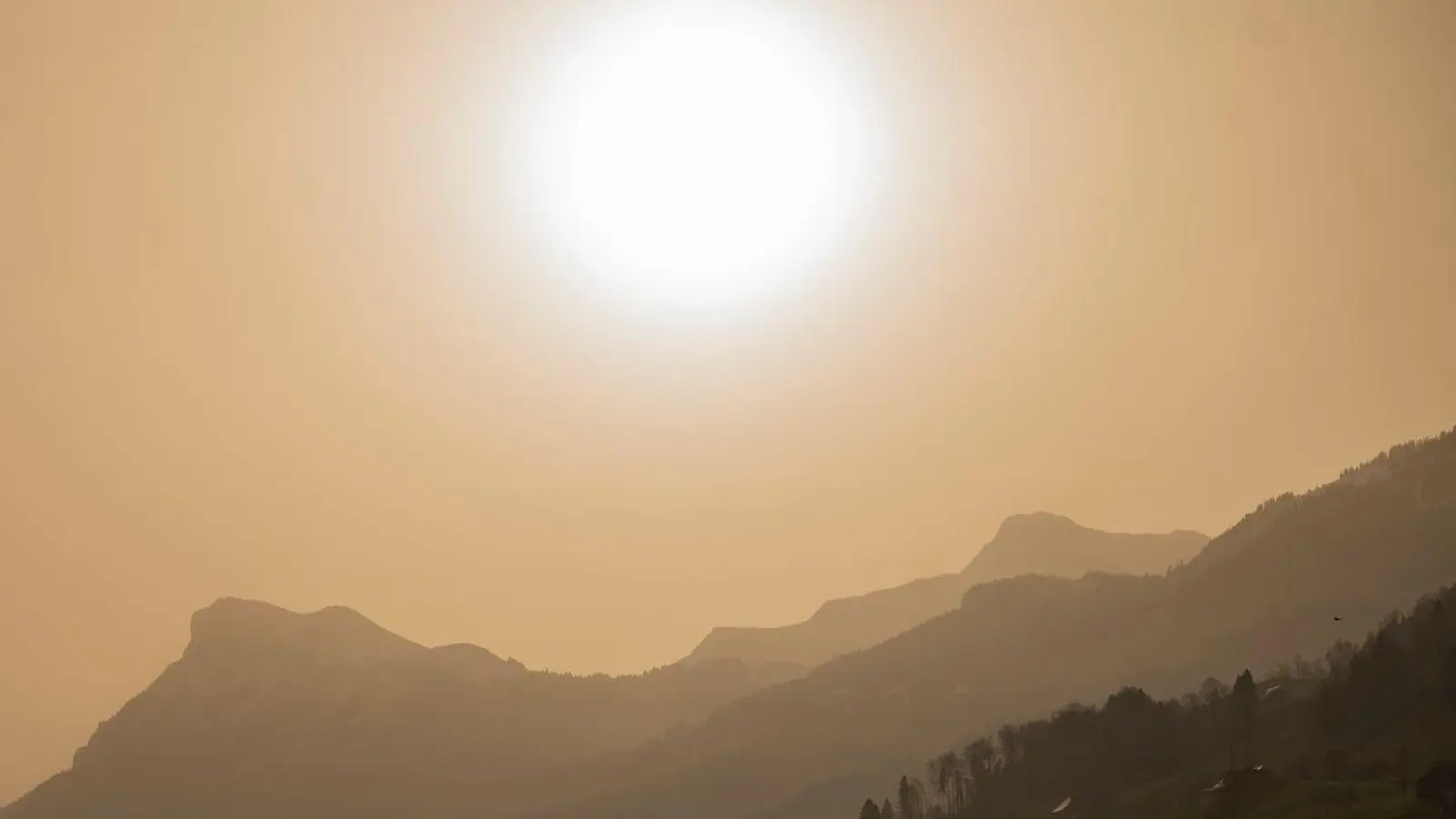 Der Saharastaub, den wir in Europa beobachteten, komme aus der nördlichen Sahara, erklärt Andreas Walter, Meteorologe beim Deutschen Wetterdienst. (Foto: Urs Flueeler/KEYSTONE/dpa)