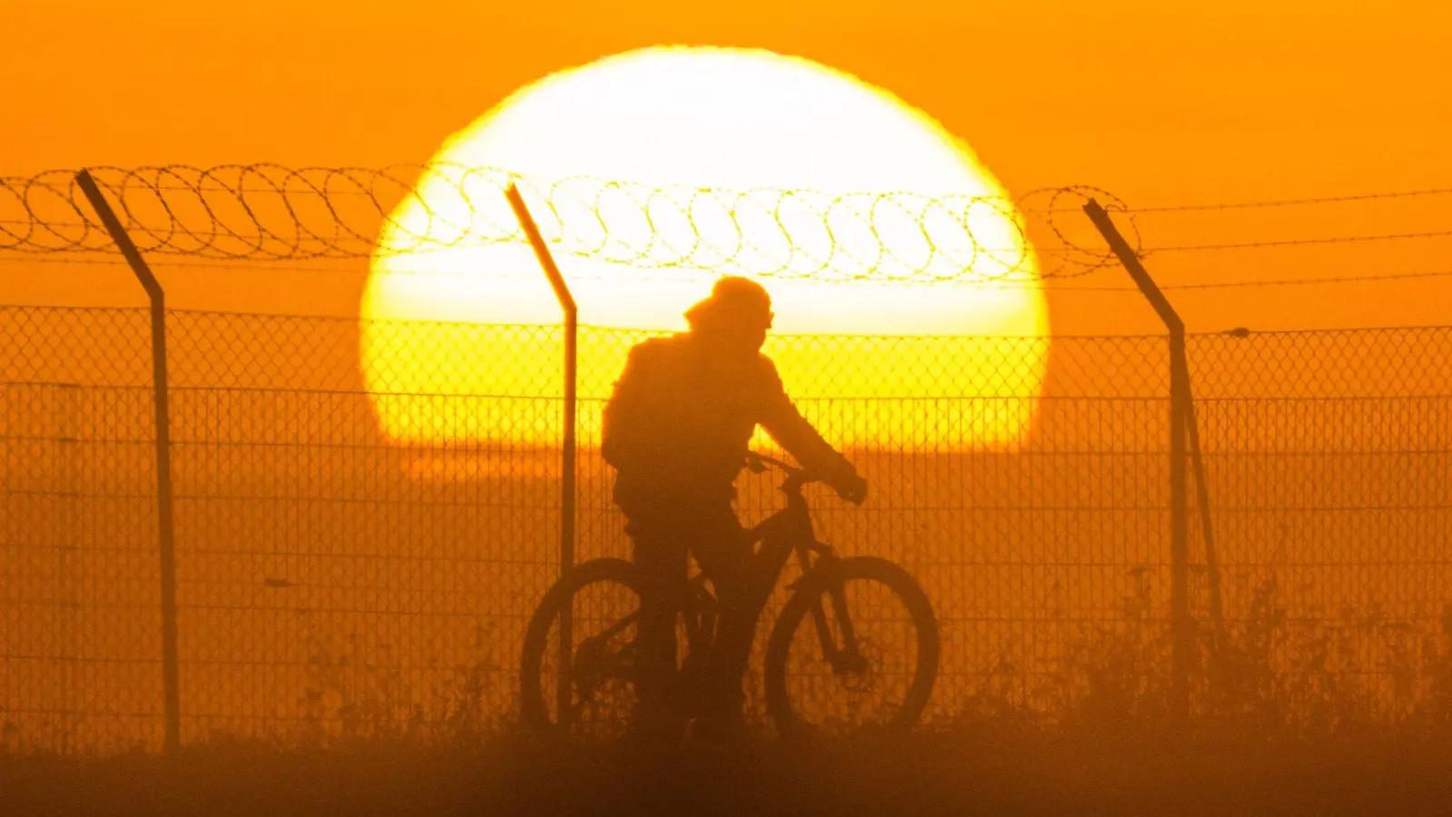 Am Wochenende wird es noch einmal sommerlich in Deutschland – im Südwesten sogar mit Temperaturen über 30 Grad. (Foto: Julian Stratenschulte/dpa)