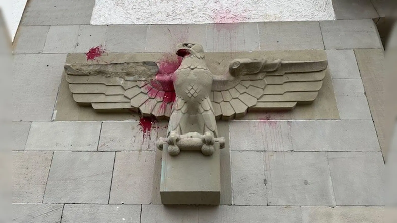 An einem Reichsadler am Finanzamt in Ulm sind Teile des Sandsteins abgebrochen - ein Restaurator geht von witterungsbedingten Abplatzungen aus.  (Foto: -/VBBW Amt Ulm/dpa)