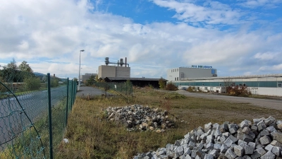 Wie viele Asylsuchende in einem Containerdorf auf einem früheren Firmengelände in Dietersheim künftig leben werden, ist bislang nicht abschließend geklärt. (Foto: Nina Daebel)