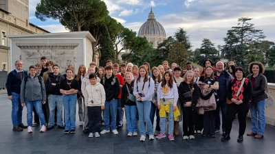 Die gesamte Reisegruppe auf der Dachterrasse der Vatikanischen Museen: Es viel zu schauen und zu entdecken für die jungen Leute. (Foto: Marcus Pfalzer)