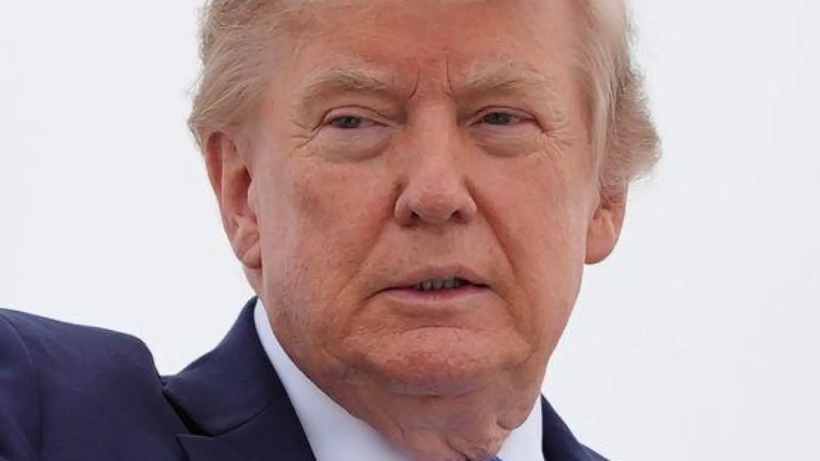 Trump will von Missständen auf einem Flugzeugträger im Nahen Osten nichts wissen.  (Foto: Julia Demaree Nikhinson/AP/dpa)