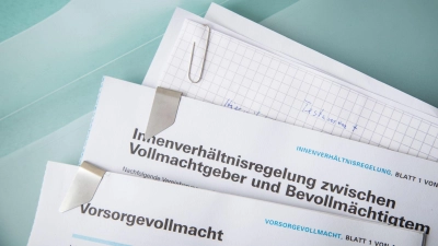 Im Notfall schnell griffbereit: Wer Vorsorgedokumente fein säuberlich abheftet, tut Angehörigen damit einen großen Gefallen. (Foto: Christin Klose/dpa-tmn)