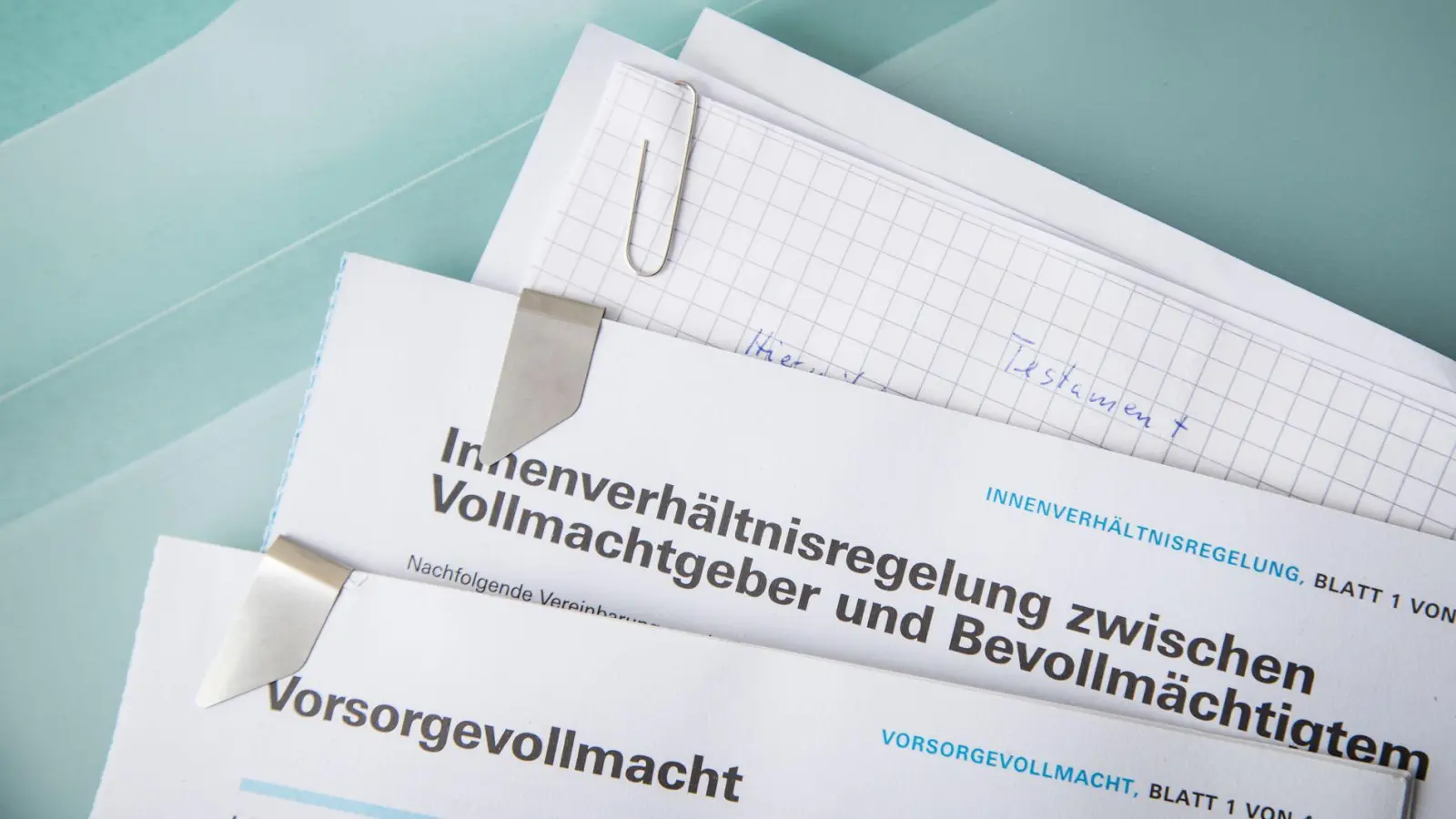 Im Notfall schnell griffbereit: Wer Vorsorgedokumente fein säuberlich abheftet, tut Angehörigen damit einen großen Gefallen. (Foto: Christin Klose/dpa-tmn)