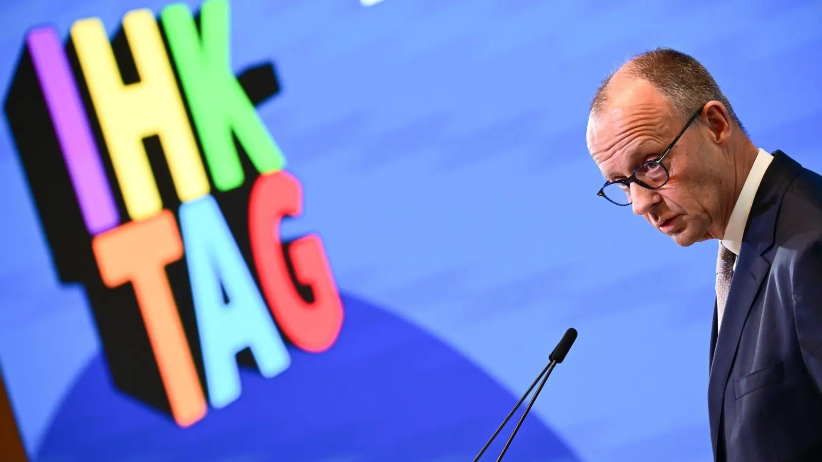 Zwei klare Ansagen macht Merz beim IHK-Tag mit Blick auf die anstehende Steuerreform. (Foto: Sebastian Christoph Gollnow/dpa)