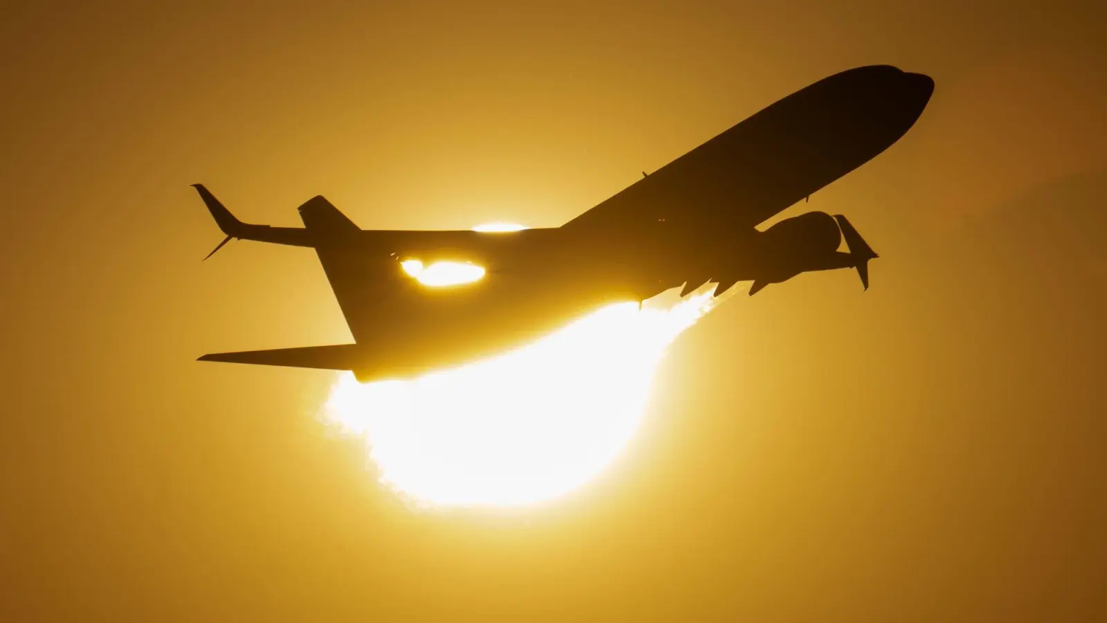 Mehr Flugreisende als im Vorjahressommer - aber das Vor-Corona-Niveau ist noch nicht erreicht. (Symbolbild) (Foto: Boris Roessler/dpa)