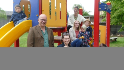 Kinder, Eltern und Bürgermeister Reiner Hufnagel sind vom neuen Spielplatz begeistert. (Foto: Helmut Meixner)