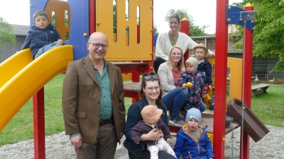 Kinder, Eltern und Bürgermeister Reiner Hufnagel sind vom neuen Spielplatz begeistert. (Foto: Helmut Meixner)