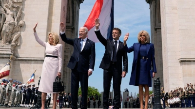 Jill und Joe Biden zusammen mit Emmanuel und Brigitte Macron vor dem Arc de Triomphe in Paris. (Foto: Evan Vucci/AP/dpa)