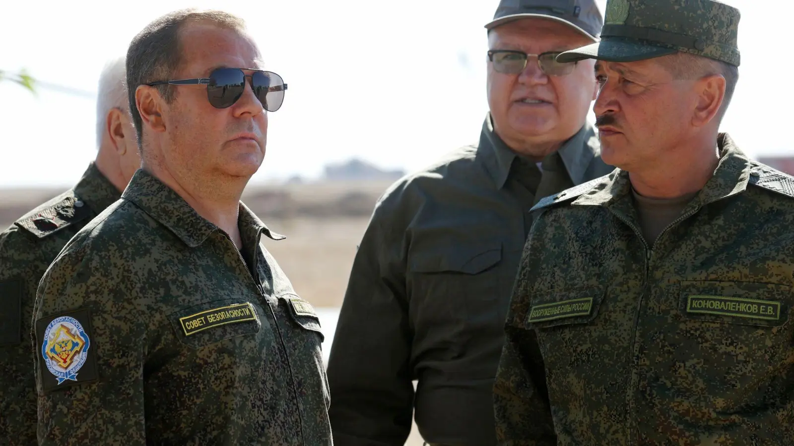 Ex-Kremlchef Medwedew bei einem Militärbesuch. (Archivbild) (Foto: Ekaterina Shtukina/Pool Sputnik Kremlin/AP/dpa)