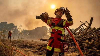 Die Feuerwehr kämpft in Südfrankreich weiter gegen die Flammen. (Foto: Uncredited/Securite Civile/AP/dpa)