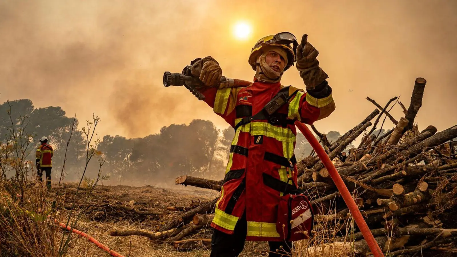 Die Feuerwehr kämpft in Südfrankreich weiter gegen die Flammen. (Foto: Uncredited/Securite Civile/AP/dpa)