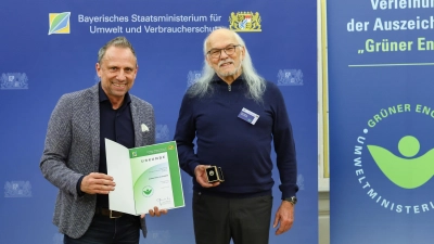 Umweltminister Thorsten Glauber (links) übergab Erich Klöckner aus Ansbach die Ehrennadel und eine Urkunde. (Foto: Umweltministerium)
