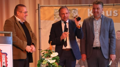 Minister Thorsten Glauber (Mitte) freute sich über einen Scheinfelder Magenlikör, den ihm die Veranstalter ÜWG-Obmann Dr. Gerhard Heim (links) und FW-Kreisvorsitzender Matthias Schwarz (rechts) als Dankeschön überreichten. (Foto: Andreas Reum)