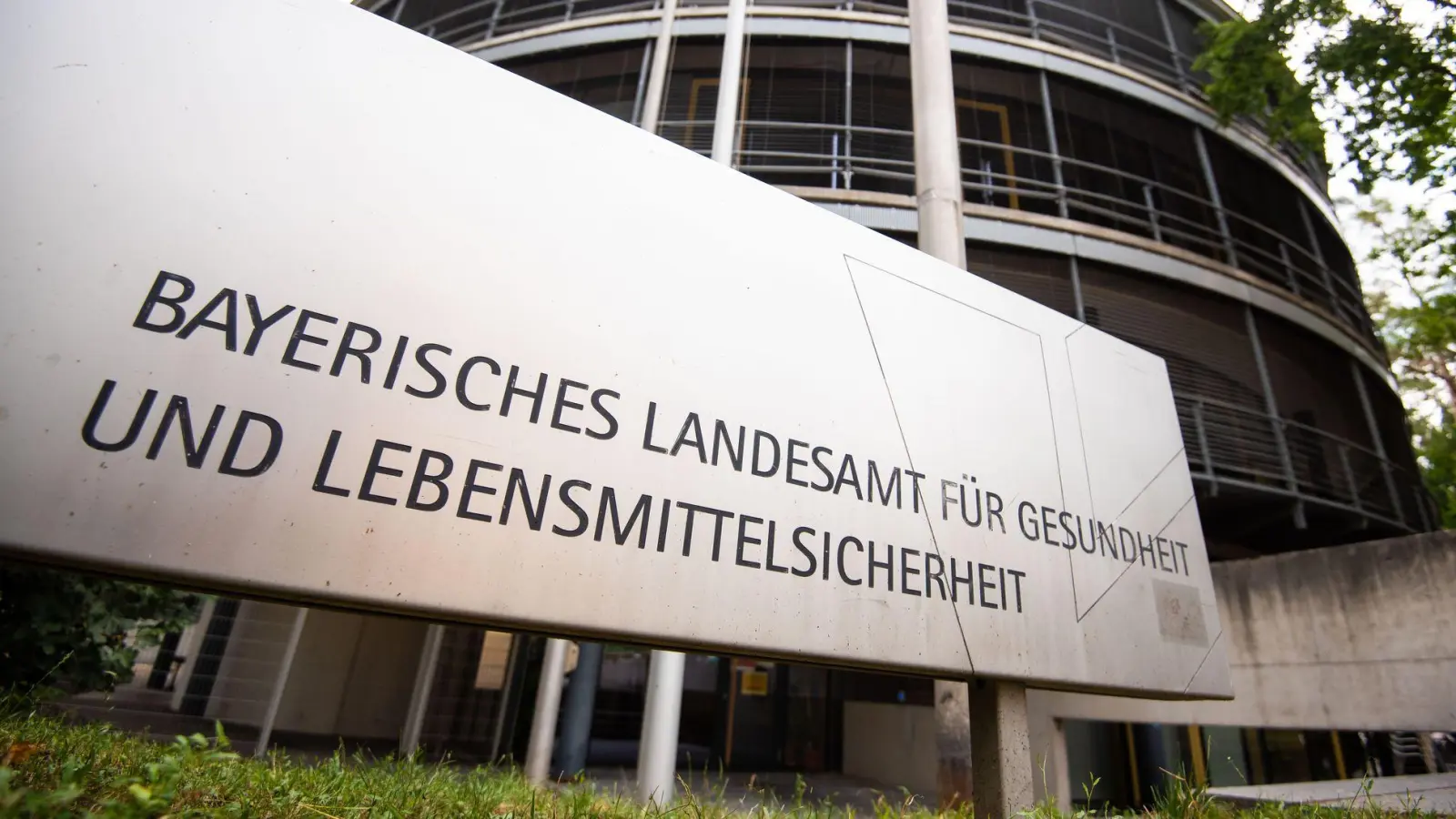 Bei der Suche nach der Ursache der Infektion ist auch das Landesamt für Gesundheit im Boot. (Archivbild)  (Foto: Nicolas Armer/dpa)