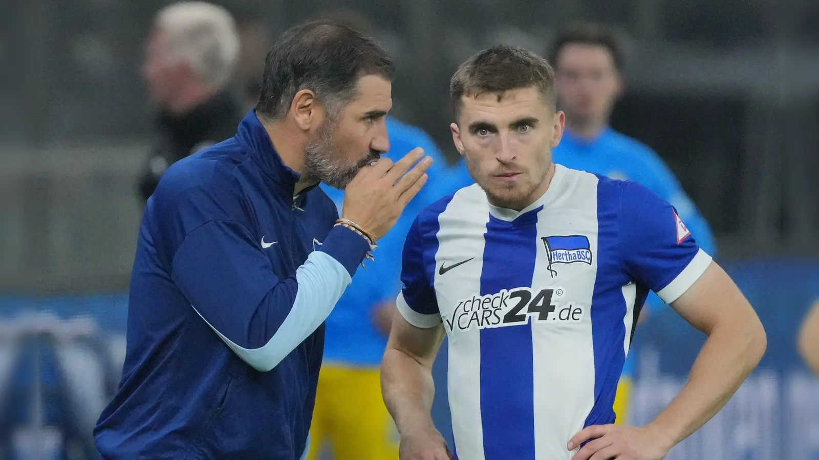 Hertha-Trainer Cristian Fiél (l) setzt wieder auf Jonjoe Kenny. (Foto: Soeren Stache/dpa)