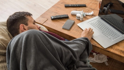 Was im ersten Moment bequem wirkt, kann schnell als Täuschung ausgelegt werden: Bei Online-Krankschreibungen sollten Beschäftigte daher vorsichtig sein. (Foto: Christin Klose/dpa-tmn)