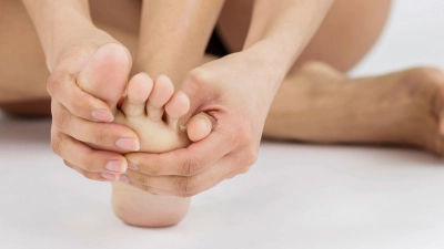 Fehlstellungen der Zehen gehen oft mit Rötungen und Druckstellen einher.  (Foto: Monique Wüstenhagen/dpa-tmn)