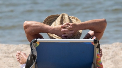 Ab an den See oder ins Meer? Am Wochenende soll es sommerlich warm werden (Archivbild). (Foto: Sebastian Kahnert/dpa-Zentralbild/dpa)