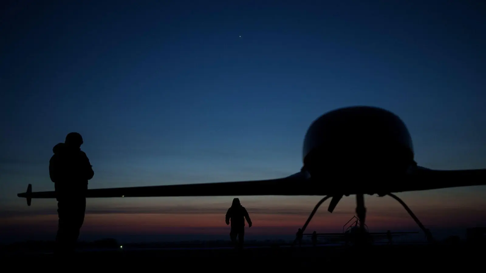 Ukrainische Drohnen fliegen inzwischen weit ins russische Hinterland hinein. (Archivbild) (Foto: Evgeniy Maloletka/AP/dpa)