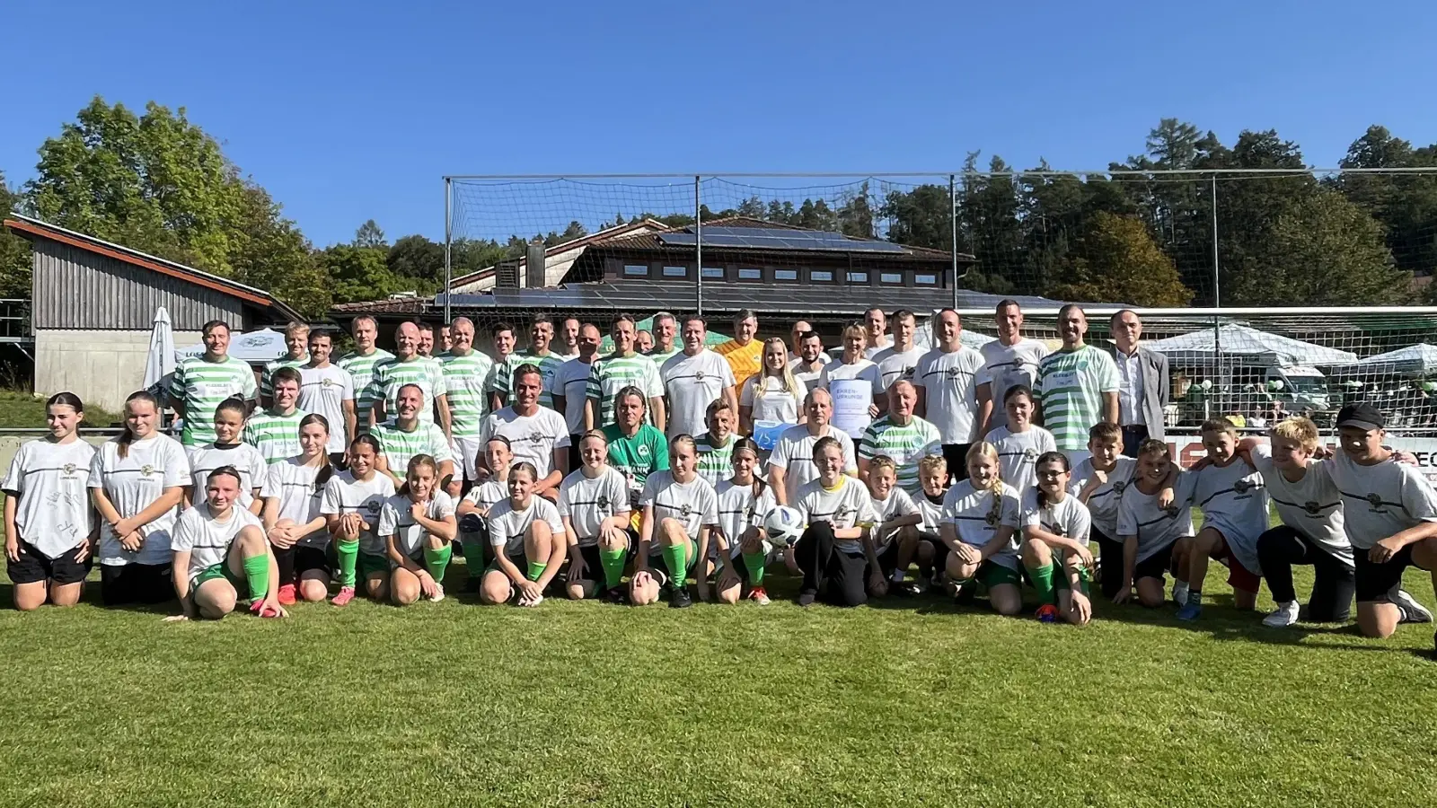 Vor dem gemeinsamen Spiel nahmen sich die Kicker Zeit für das obligatorische Foto. Die Spendeneinnahmen des Tages kamen der Stiftung „Kleeblatt fürs Leben“ zugute. (Foto: Volker Raab)