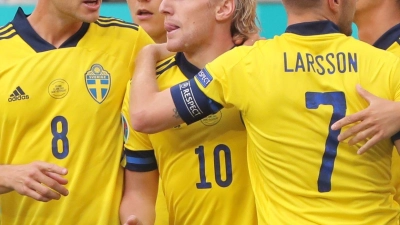 Die schwedischen Spieler feiern den Torschützen Emil Forsberg (M). (Foto: Igor Russak/dpa)