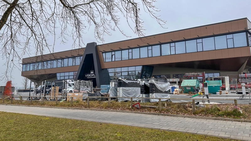 Wirkt zumindest von außen noch wie eine Großbaustelle: Das Dinkelsbühler Visioplex, in dem ein Kino mit zehn unterschiedlich großen Sälen einziehen soll. Über den Eröffnungstermin gibt es vom Betreiber keine offiziellen Informationen. (Foto: Martina Haas)