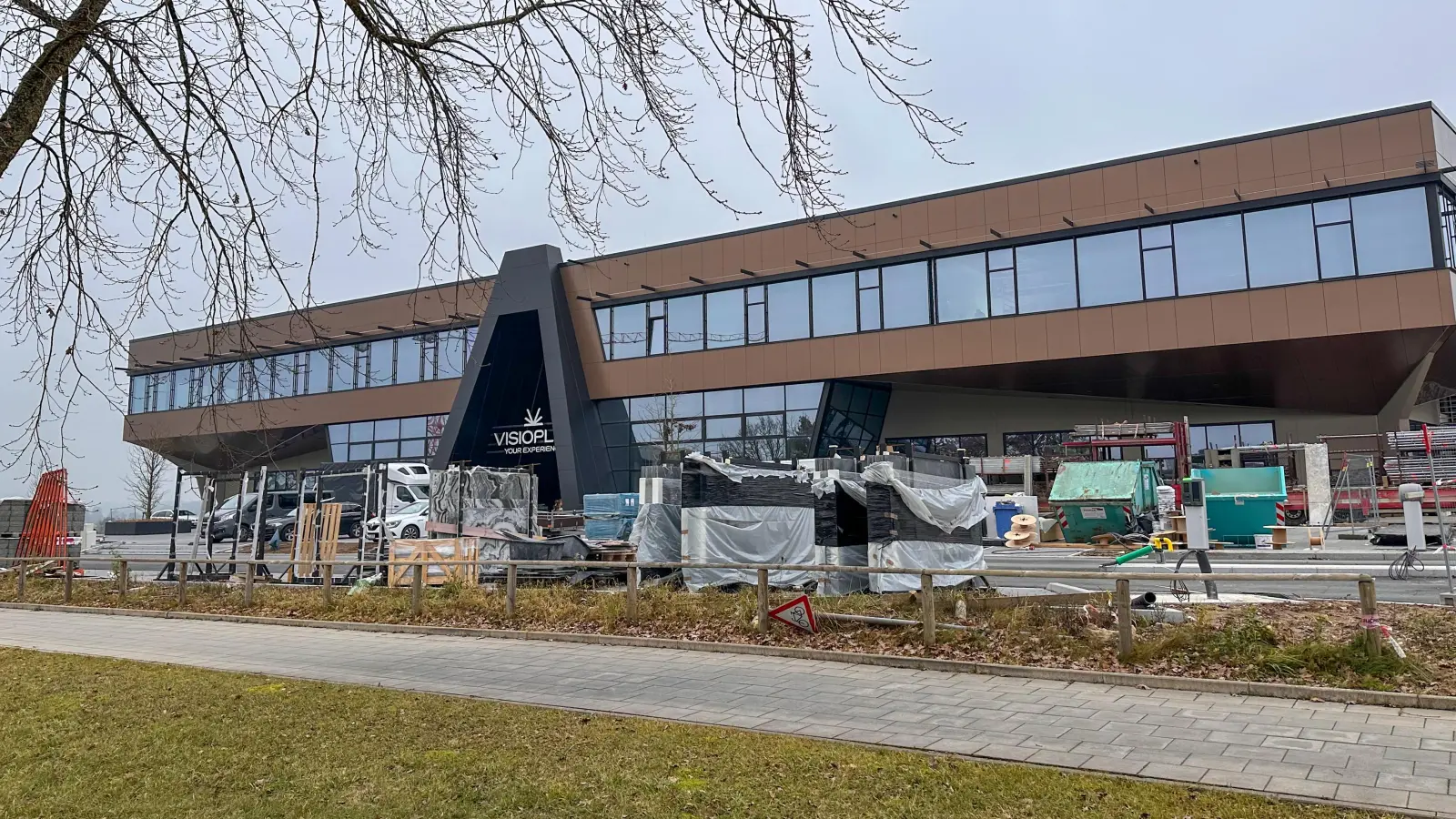 Wirkt zumindest von außen noch wie eine Großbaustelle: Das Dinkelsbühler Visioplex, in dem ein Kino mit zehn unterschiedlich großen Sälen einziehen soll. Über den Eröffnungstermin gibt es vom Betreiber keine offiziellen Informationen. (Foto: Martina Haas)