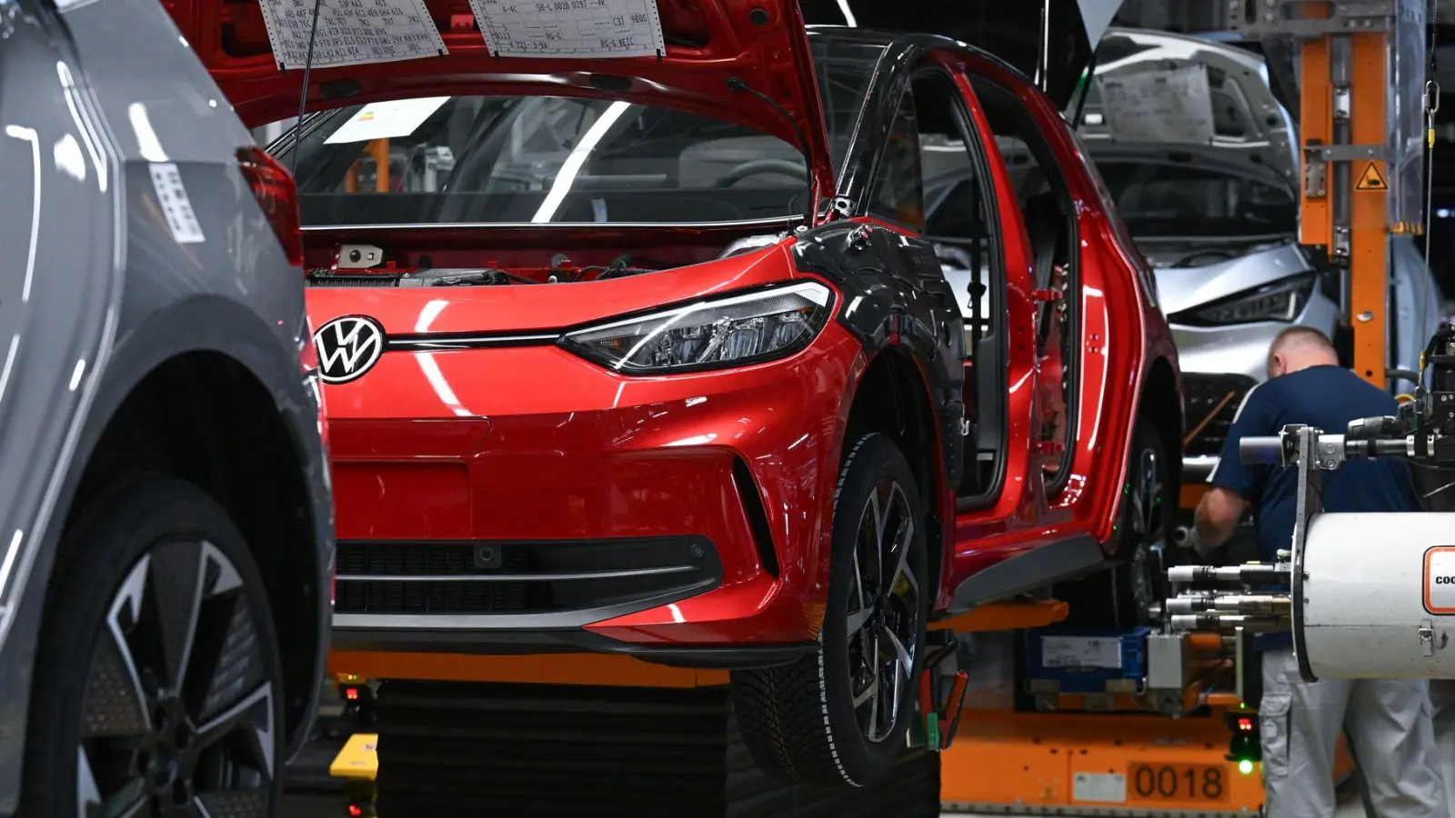 Die EU-Kommission will die Autoindustrie auch mit Bürokratieabbau entlasten. (Symbolbild) (Foto: Hendrik Schmidt/dpa)