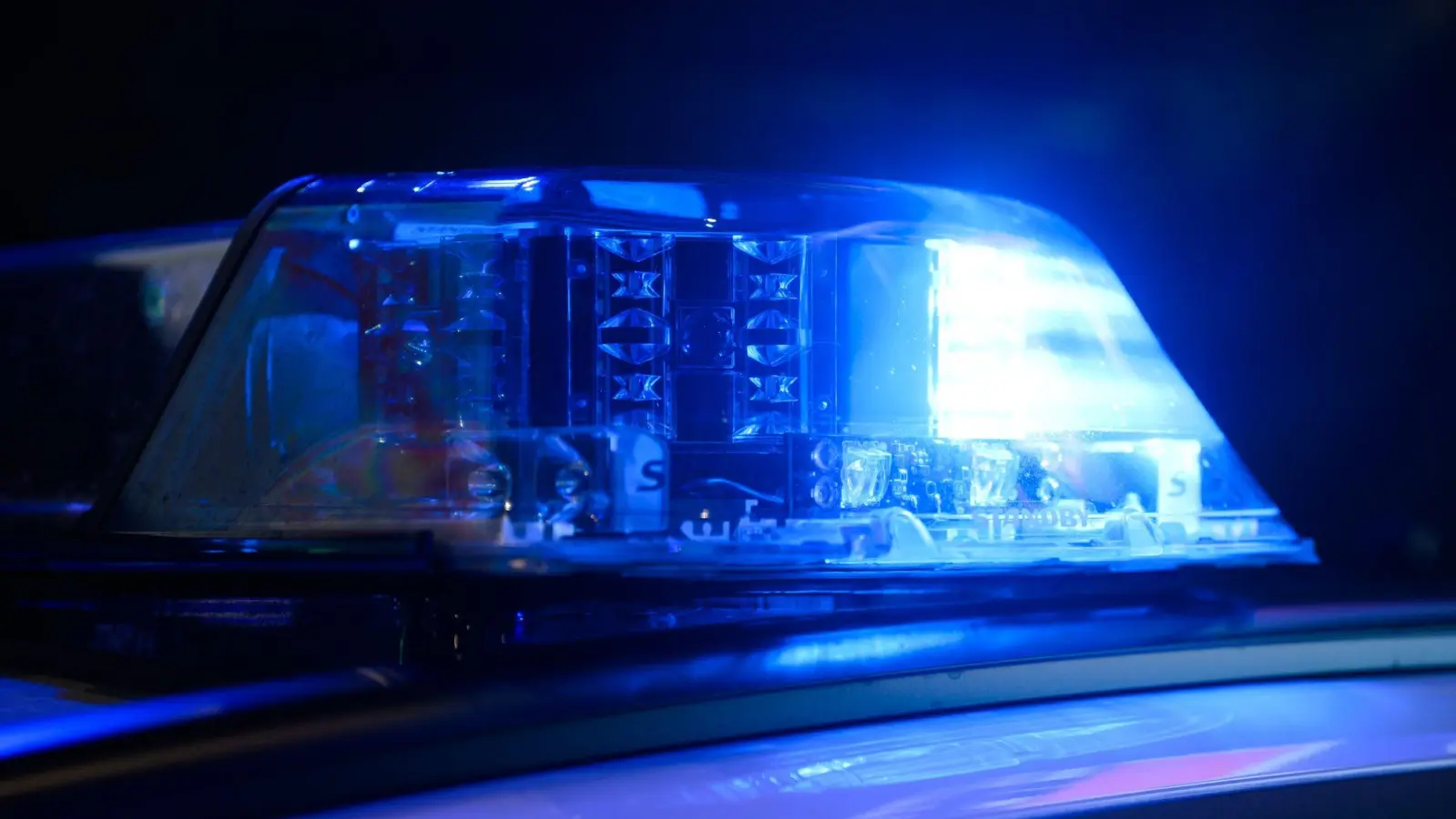 Eine Streife der Ansbacher Polizei stellte nachts einen 49-Jährigen unter dem Einfluss von Drogen. (Symbolbild: Julian Stratenschulte/dpa)