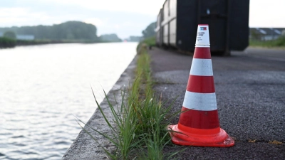 Ein Wasserfleck auf dem Pier markiert den Ort, an dem das Auto nach der Bergung aus dem Kanal abgestellt wurde.  (Foto: Lars Penning/dpa)