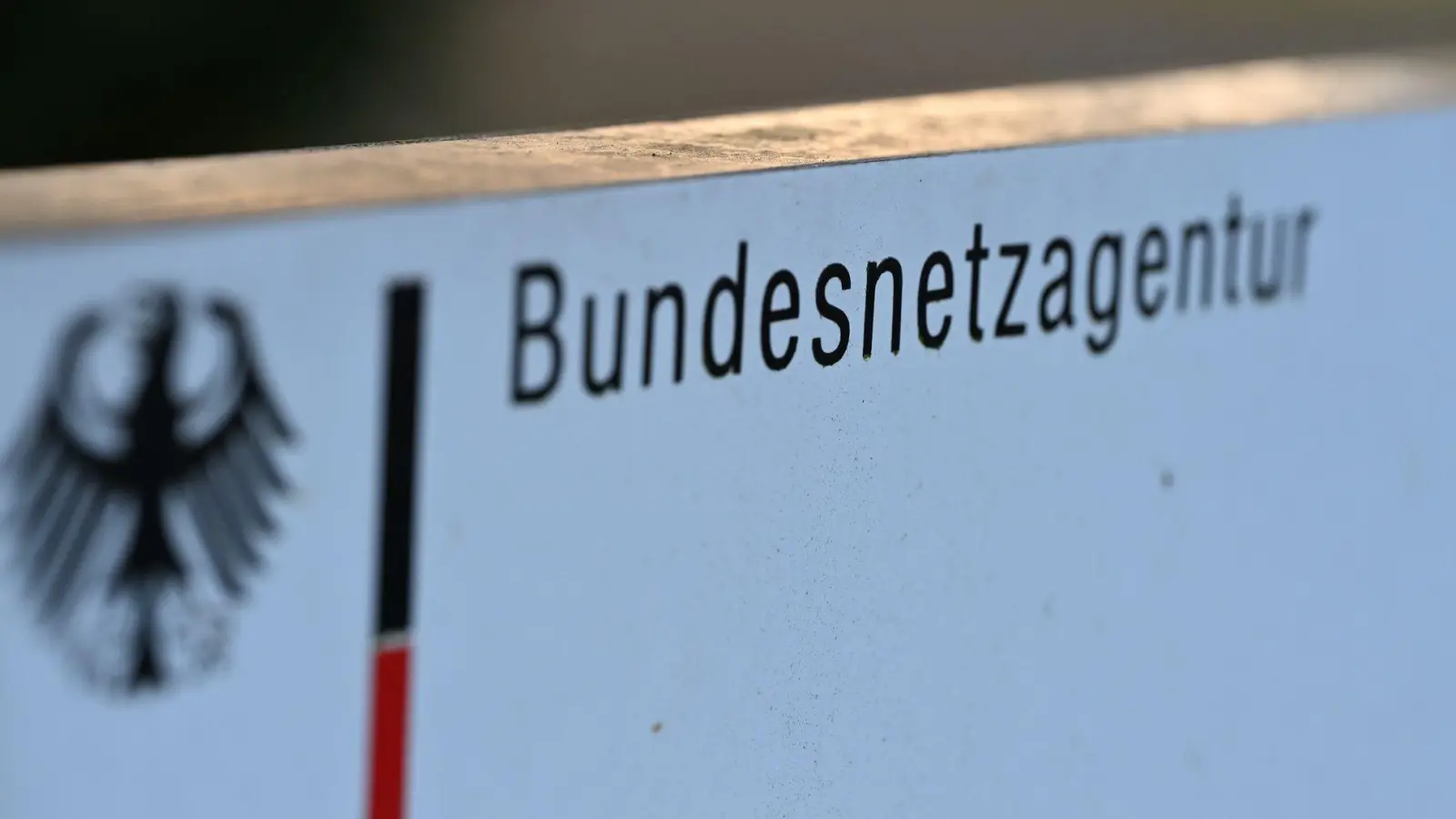 Die Bundesnetzagentur kann eine Anlaufstelle für Verbraucherinnen und Verbraucher sein, die Ärger mit Brief- oder Paketsendungen haben. Sie ist aber nicht die einzige. (Foto: Wolf von Dewitz/dpa)