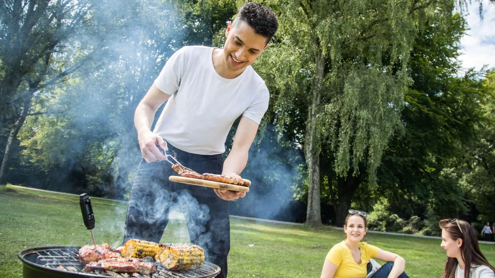 Grillen im Park? Das ist nur mancherorts erlaubt. Meistens gilt: Nur an ausgewiesenen Grillplätzen. Und selbst die sind zurzeit oft wegen der Trockenheit gesperrt. (Foto: Christin Klose/dpa-tmn)