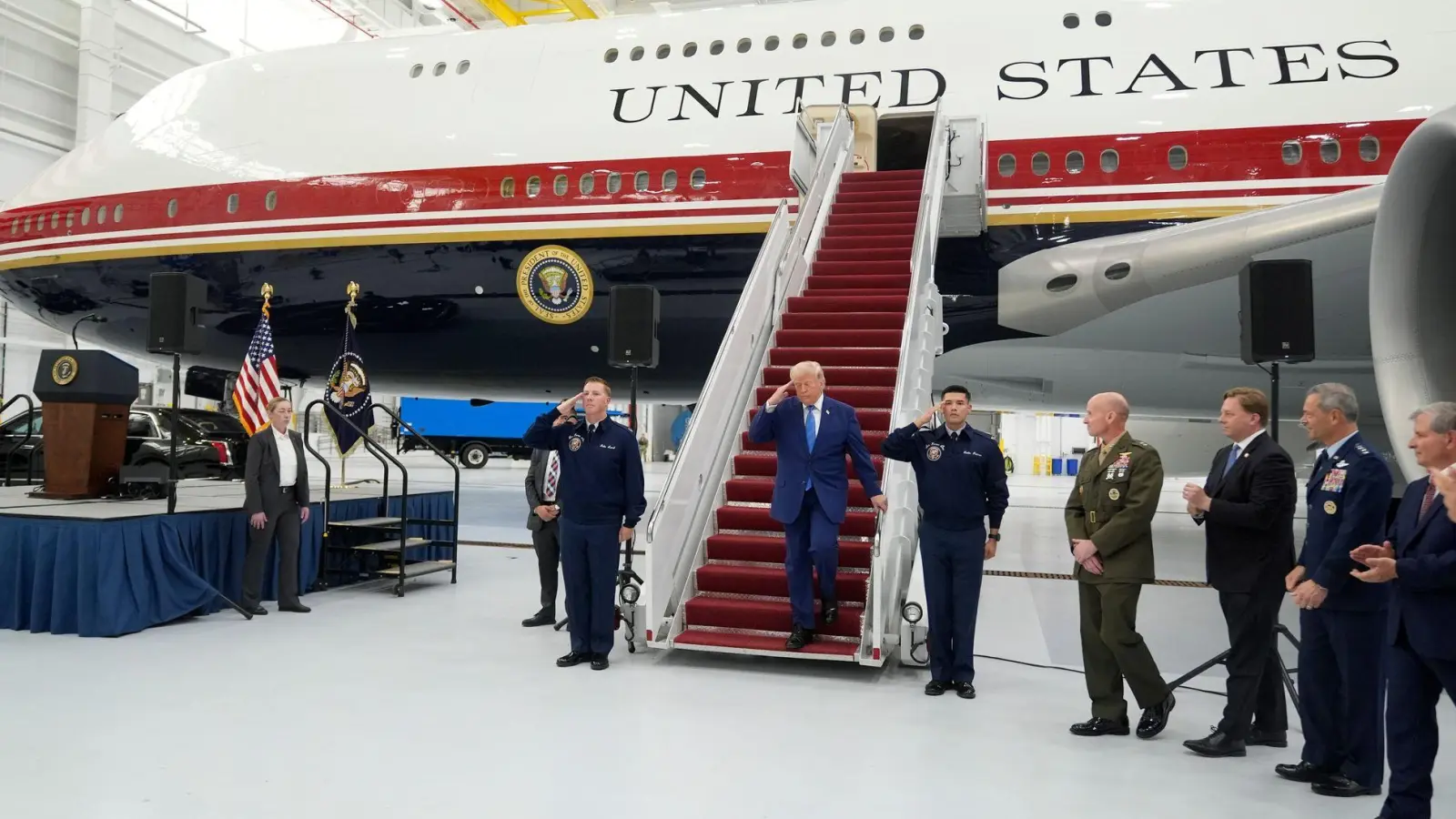 Trump salutiert auf der Gangway des geschenkten Flugzeugs. (Foto: Manuel Balce Ceneta/AP/dpa)