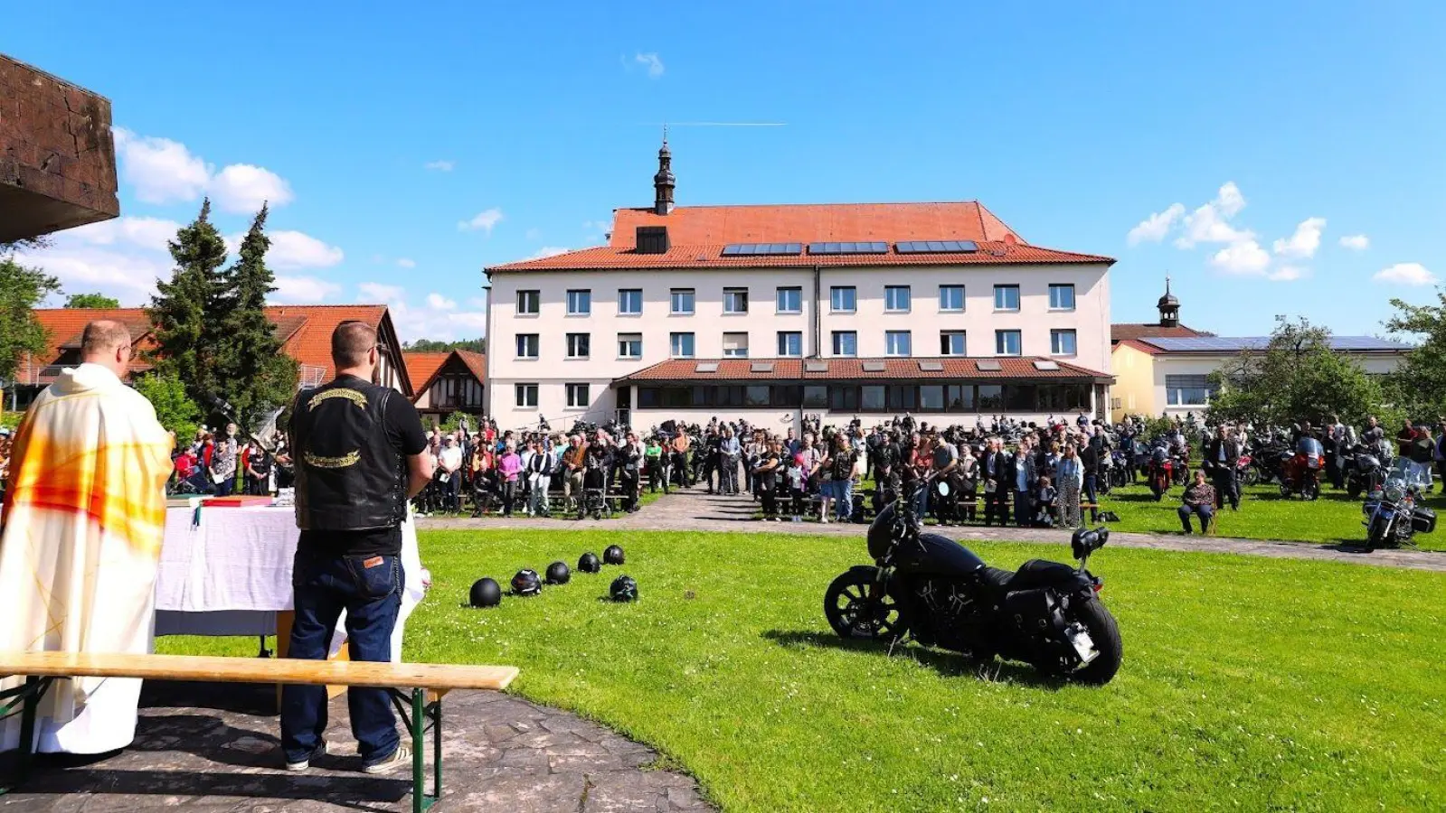 Traditionell am Himmelfahrtstag holen sich Motorradfahrer und Motorradfahrerinnen im Garten des Klosters Schwarzenberg den göttlichen Segen für die neue Saison. (Foto: Ferdinand Lippert)