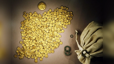 Der 3,7 Kilogramm schwere Kelten-Goldschatz wurde einst in einer Bodenvitrine im Museum in Manching ausgestellt. Im Jahr 2022 wurden die rund 2.100 Jahre alten Münzen gestohlen und sind seitdem zum größten Teil verschwunden. (Archivbild)  (Foto: Frank Mächler/dpa)