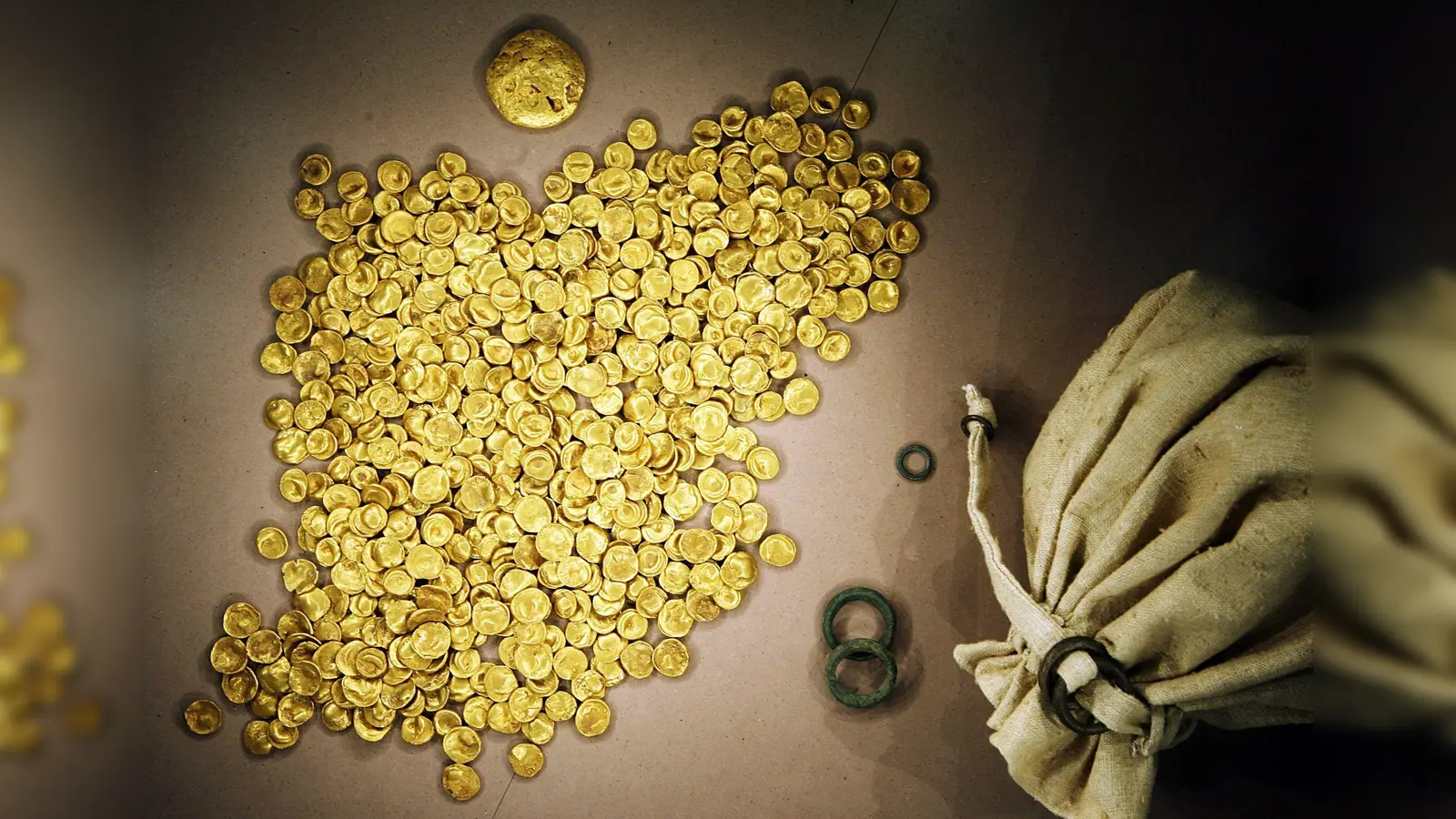Der 3,7 Kilogramm schwere Kelten-Goldschatz wurde einst in einer Bodenvitrine im Museum in Manching ausgestellt. Im Jahr 2022 wurden die rund 2.100 Jahre alten Münzen gestohlen und sind seitdem zum größten Teil verschwunden. (Archivbild)  (Foto: Frank Mächler/dpa)