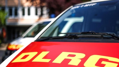Taucher des DLRG halfen bei der Bergung des Wagens. (Symbolbild)  (Foto: Christoph Reichwein/dpa)