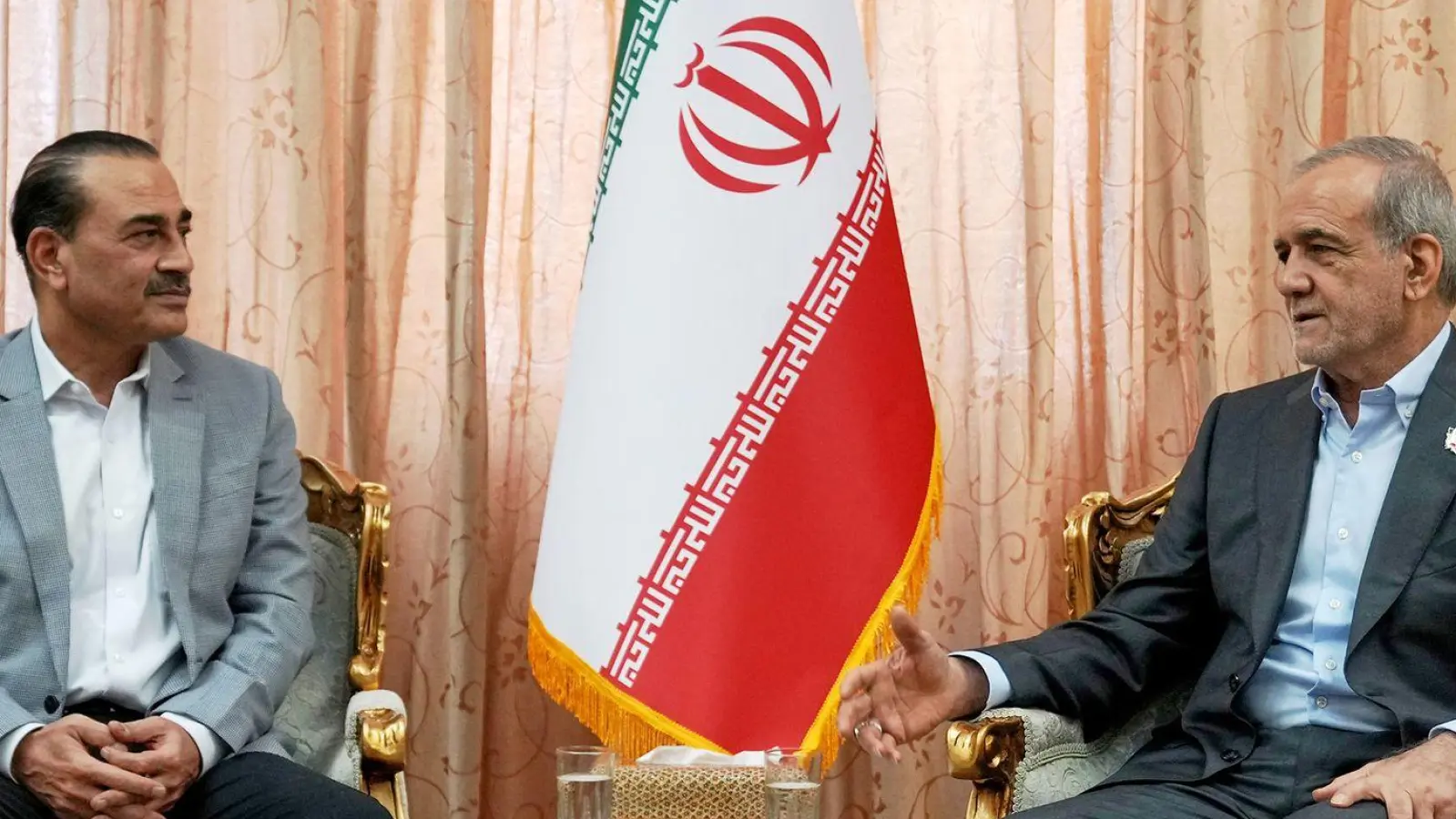 Pakistans Armeechef Asim Munir traf unter anderem Irans Präsidenten Massud Peseschkian in Teheran, danach sprach Islamabad von sehr produktiven Treffen. (Foto: Uncredited/Iranian Presidency Office/AP/dpa)